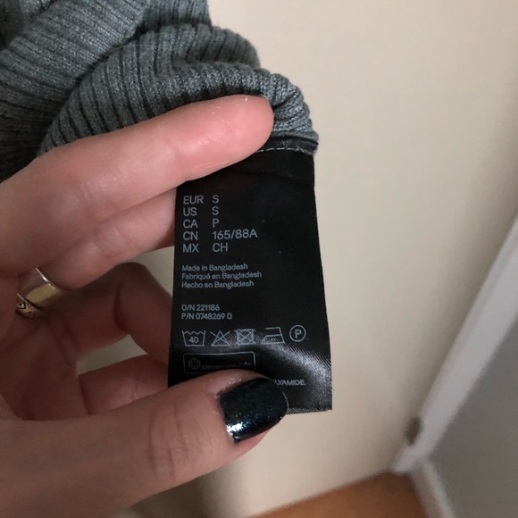 H&M mock neck 3/4 sleeve sweater - Picture 3 of 4